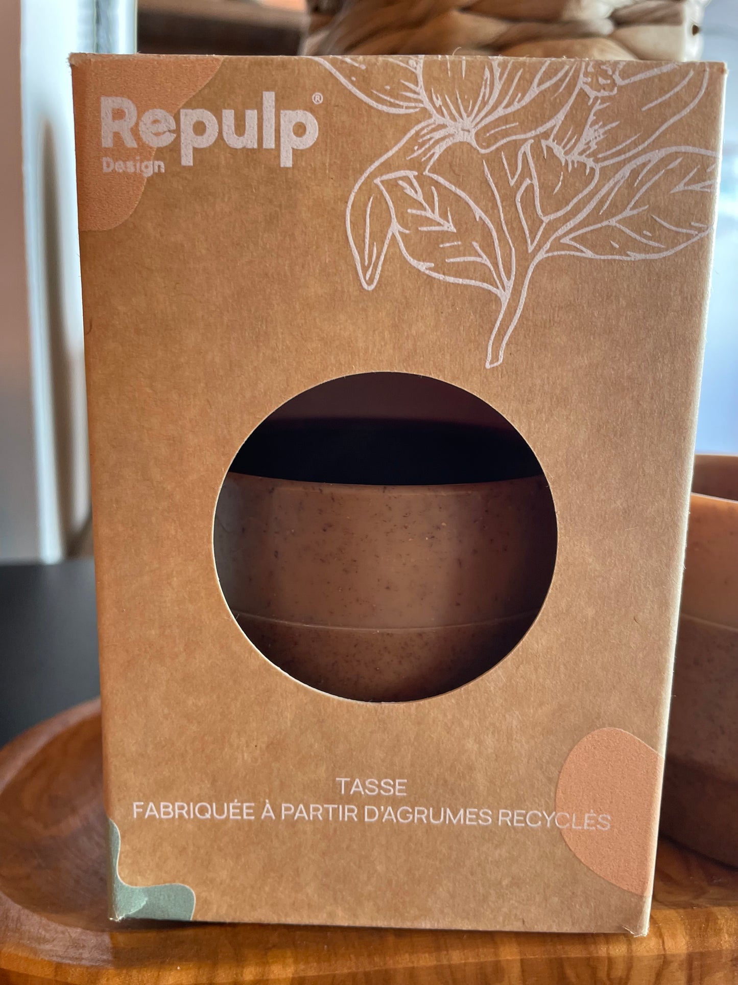 Tasses fabriquées à partir d'agrumes recyclés