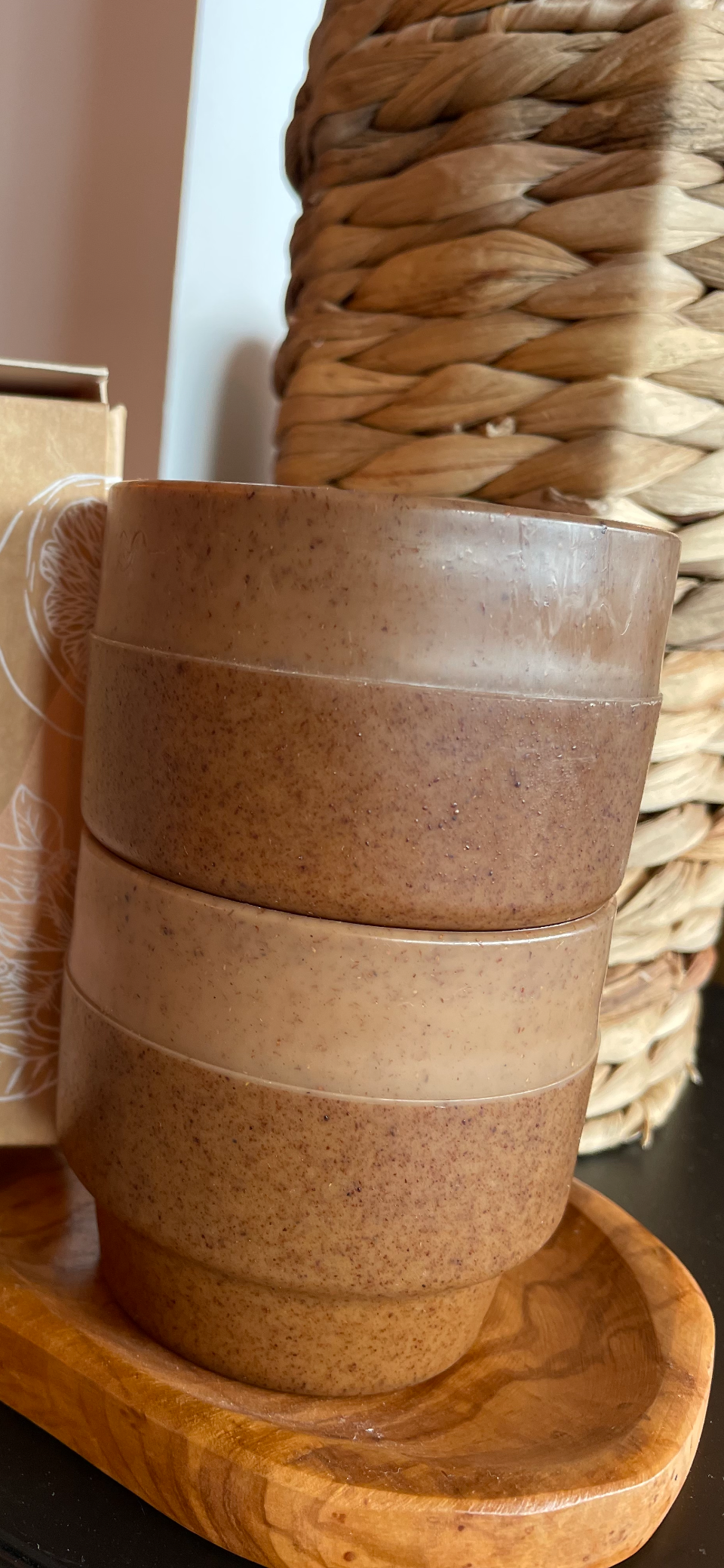 Tasses fabriquées à partir d'agrumes recyclés